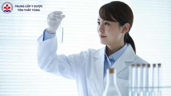 Kỹ thuật Xét nghiệm Y học điểm chuẩn bao nhiêu? Hướng chọn lộ trình học phù hợp năng lực Điểm chuẩn ngành Kỹ thuật Xét nghiệm Y