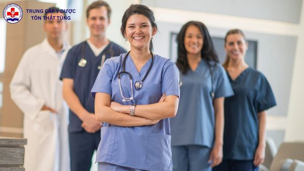 Hệ số lương Cao đẳng Điều dưỡng là bao nhiêu? Cách tính, mức hưởng và lộ trình tăng lương Hệ số lương Cao đẳng Điều dưỡng