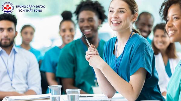 Hệ số lương Cao đẳng Điều dưỡng là bao nhiêu? Cách tính, mức hưởng và lộ trình tăng lương Hệ số lương Cao đẳng Điều dưỡng