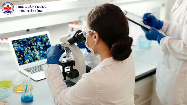 Thạc sĩ Xét nghiệm Y học là gì? Điều kiện học, thời gian và lộ trình phù hợp thạc sĩ xét nghiệm y học
