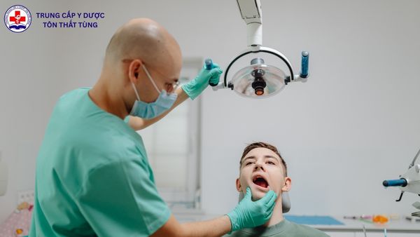 Điều dưỡng nha khoa là gì? Hiểu chi tiết trước khi chọn ngành