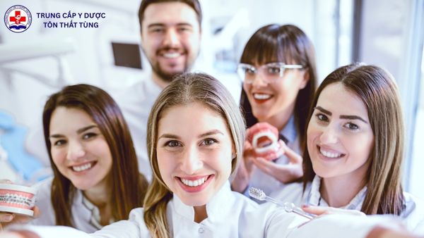 Điều dưỡng nha khoa là làm gì? Công việc, cơ hội và lộ trình học điều dưỡng nha khoa là làm gì