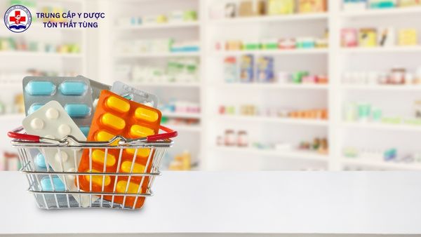 Học cao đẳng dược có được mở nhà thuốc không? Giải đáp chi tiết theo quy định hiện hành Trong quá trình học tập, học viên được tiếp cận môi trường đào tạo bài bản, đội ngũ giảng viên giàu kinh nghiệm và hệ thống cơ sở vật chất phục vụ tốt cho việc rèn luyện chuyên môn. Nhà trường cũng xây dựng lộ trình học tập phù hợp với nhu cầu thực tế, giúp người học không chỉ củng cố kiến thức mà còn từng bước hình thành kỹ năng nghề vững vàng.