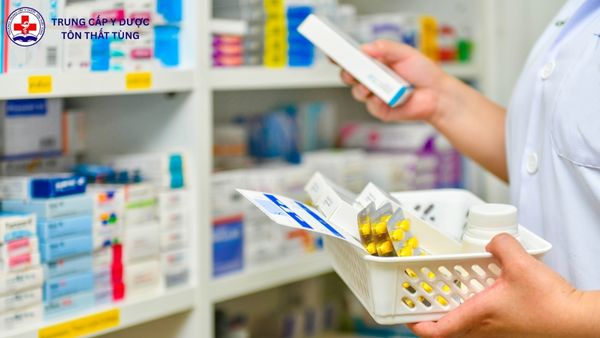 Học cao đẳng dược có được mở nhà thuốc không? Giải đáp chi tiết theo quy định hiện hành Trong quá trình học tập, học viên được tiếp cận môi trường đào tạo bài bản, đội ngũ giảng viên giàu kinh nghiệm và hệ thống cơ sở vật chất phục vụ tốt cho việc rèn luyện chuyên môn. Nhà trường cũng xây dựng lộ trình học tập phù hợp với nhu cầu thực tế, giúp người học không chỉ củng cố kiến thức mà còn từng bước hình thành kỹ năng nghề vững vàng.