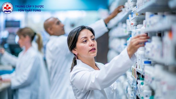 Học cao đẳng dược có được mở nhà thuốc không? Giải đáp chi tiết theo quy định hiện hành Trong quá trình học tập, học viên được tiếp cận môi trường đào tạo bài bản, đội ngũ giảng viên giàu kinh nghiệm và hệ thống cơ sở vật chất phục vụ tốt cho việc rèn luyện chuyên môn. Nhà trường cũng xây dựng lộ trình học tập phù hợp với nhu cầu thực tế, giúp người học không chỉ củng cố kiến thức mà còn từng bước hình thành kỹ năng nghề vững vàng.