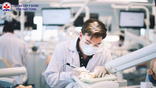 Trung cấp kỹ thuật phục hình răng là gì? Học gì, làm gì, cơ hội ra sao? trung cấp kỹ thuật phục hình răng